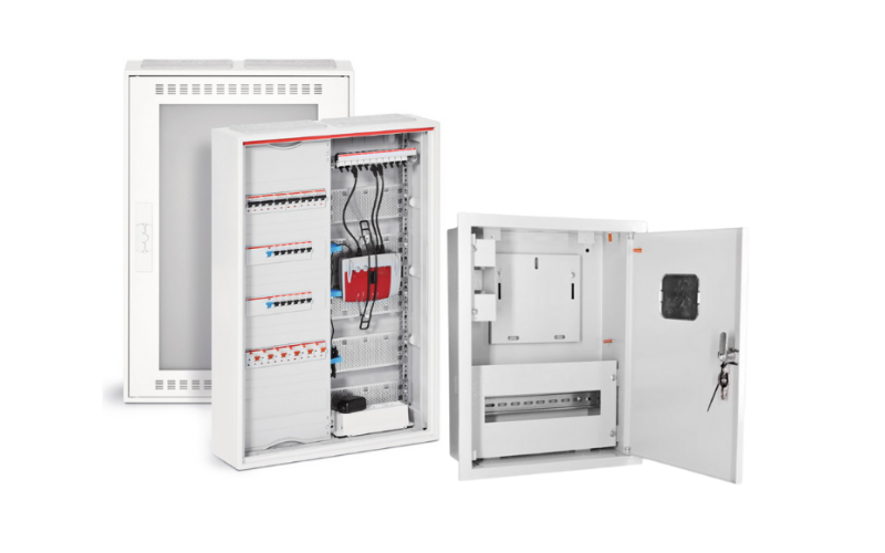 Накладной электрический щиток на стене