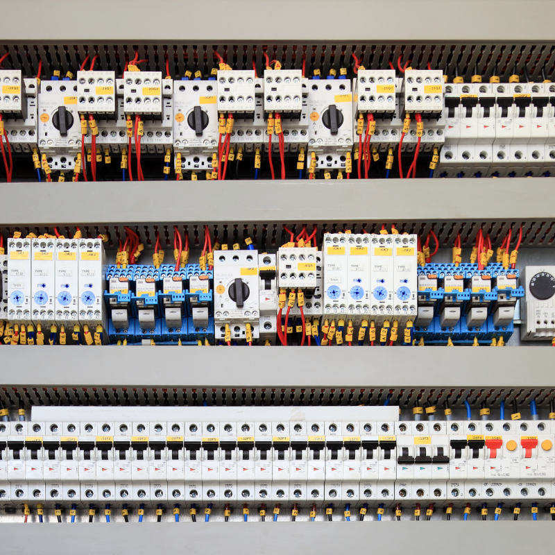 Внутреннее устройство электрического щитка с DIN-рейками, автоматами и УЗО