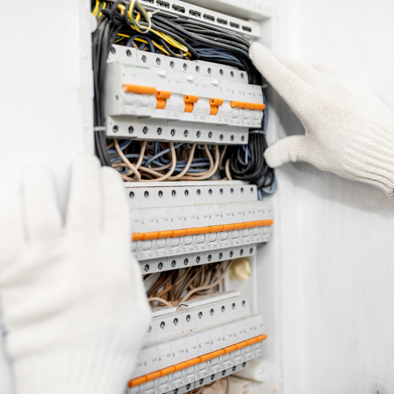 Внешний вид современного электрического щитка — пластиковый или металлический корпус