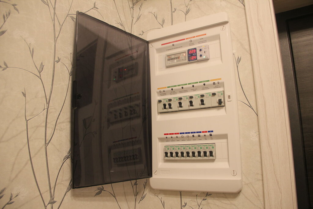 Установленный электрический щиток в квартире